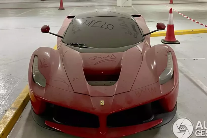 Ferrari LaFerrari triệu đô là 1 trong các siêu xe khó mua nhất thế kỷ 21, lý do hãng xe Ý tuyên bố chọn mặt gửi chìa khóa, bất kỳ người nào không nằm trong danh sách, dù có "đi đêm", cũng sẽ không được quyền mua trực tiếp từ hãng hay đại lý
