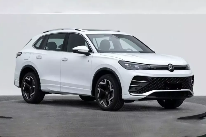 Trong năm 2023, hãng Volkswagen đã tiết lộ kế hoạch ra mắt mẫu SUV mới mang tên Tayron để thay cho dòng xe Tiguan Allspace trên thị trường toàn cầu. Trong số những thị trường đón nhận mẫu xe này, Trung Quốc sẽ là điểm đến đầu tiên. Do đó, không có gì bất ngờ khi hình ảnh của Volkswagen Tayron 2024 mới cũng bị rò rỉ từ Trung Quốc.