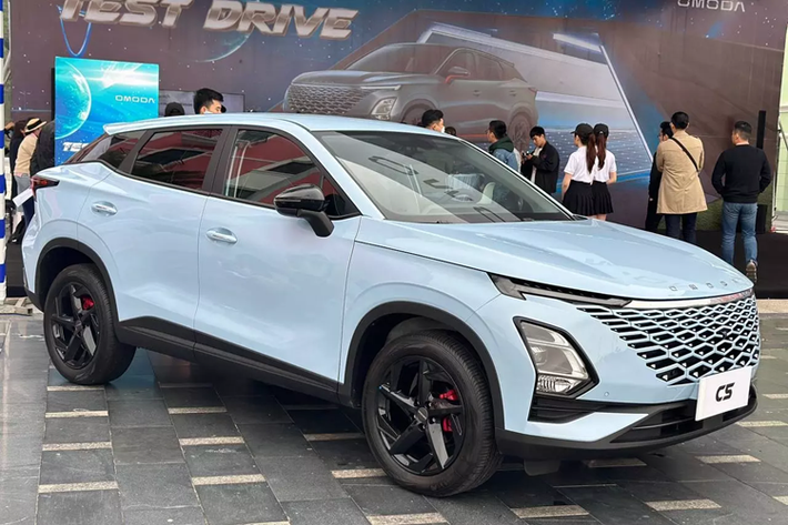 Mẫu xe crossover Omoda C5 sẽ là đối thủ cạnh tranh với những mẫu xe như Mazda CX-30, Kia Seltos hay Hyundai Creta. Hãng hứa hẹn sẽ đầu tư nhiều vào hệ thống phân phối và xây dựng nhà máy ở Việt Nam, thông qua hợp tác với Geleximco.