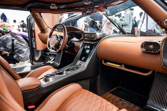 Siêu phẩm Koenigsegg Regera được trang bị hệ dẫn động hybrid bao gồm động cơ máy xăng V8, Biturbo, dung tích 5.0 lít kết hợp cùng 3 mô-tơ điện. Công suất tổng cộng trên siêu xe Koenigsegg Regera là 1.500 mã lực, và mô-men xoắn cực đại của xe Koenigsegg Regera sẽ là 2.000 Nm.