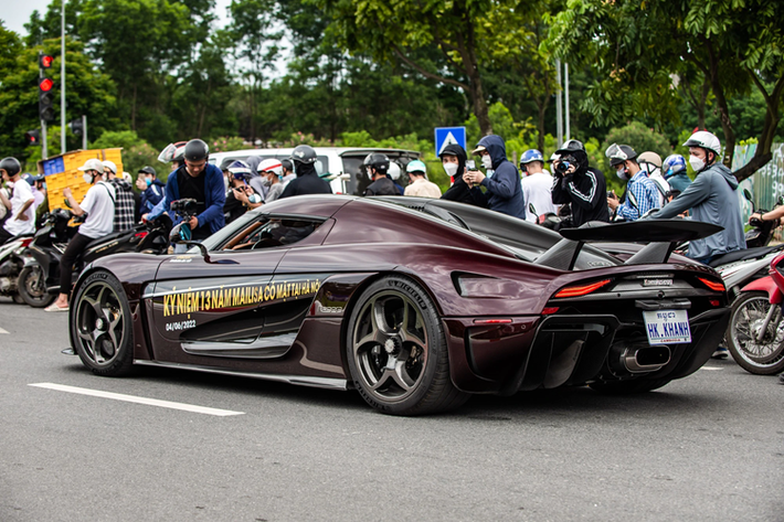 Về chiếc siêu xe Koenigsegg Regera của đại gia Hoàng Kim Khánh, đại lý ở Mỹ từng đưa ra mức giá 2,9 triệu đô la, tương đương 68 tỷ đồng, trong khi đó, tiết lộ từ vợ chồng đại gia này mình phải bỏ ra 200 tỷ đồng để sở hữu xe