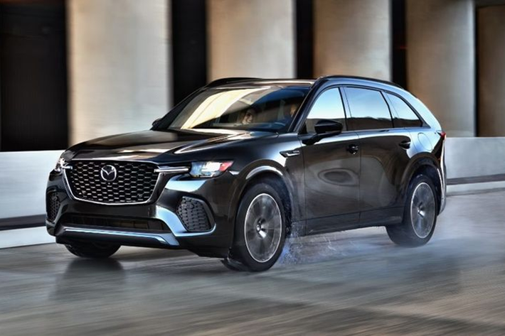 Mazda CX-70 Sản phẩm đứng đầu trong danh sách mẫu xe SUV Mazda đáng tin cậy nhất theo Topspeed là CX-70. Đây cũng là mẫu xe có giá bán cao nhất dải sản phẩm phổ thông của hãng xe Nhật Bản. Mặc dù việc CX-70 có giá cao hơn CX-90 khiến cho nhiều khách hàng cảm thấy khó hiểu, tuy nhiên, xét về mặt trang bị thì CX-70 không hề thua kém mẫu xe đàn anh, thậm chí còn cao cấp hơn.
