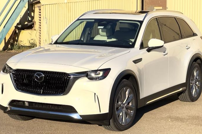 Mazda CX-90 Mẫu xe SUV CX-90 trình làng vào hồi tháng 2/2023 tại Mỹ. Được giới thiệu là mẫu xe cao cấp nhất trong dải sản phẩm của Mazda, CX-90 sở hữu ngoại hình thanh lịch và hàng tá trang bị hiện đại bậc nhất phân khúc.