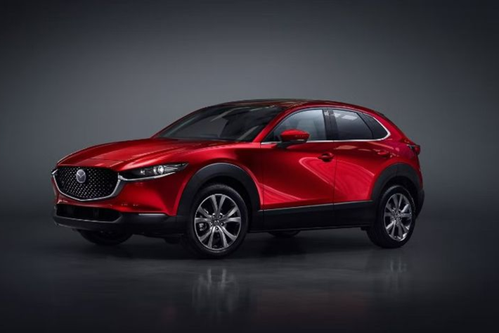 Mazda CX-30 Trong nhóm SUV-B, Mazda CX-30 nổi bật là mẫu xe sở hữu nhiều trang bị hiện đại nhất. Xe sở hữu màn hình thông tin giải trí có kích thước lên đến 10,25 inch, tích hợp Apple CarPlay không dây và Android Auto có dây. Ngoài ra, xe còn được trang bị hệ thống âm thanh 12 loa Bose, cửa sổ trời chỉnh điện, HUD, camera 360 độ, sạc không dây và cốp điện.