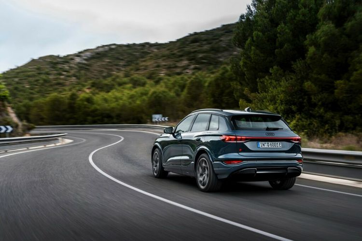 Xe sẽ được mở bán tại Đức vào quý III năm nay, đi kèm mức giá xe Audi Q6 e-tron 2024 dao động từ 74.700 - 93.800 Euro (khoảng 1,9- 2,4 tỷ đồng).