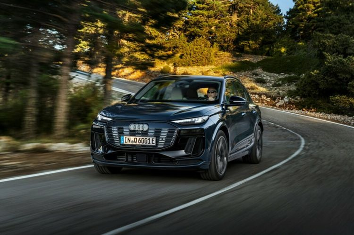 Được đánh giá là mẫu xe đại diện cho bước tiến điện hóa, Audi Q6 e-tron 2024 mới sở hữu rất nhiều công nghệ mới. Trong đó, đáng chú ý là cụm đèn chiếu sáng ban ngày và đèn hậu được trang bị công nghệ Digital Light.
