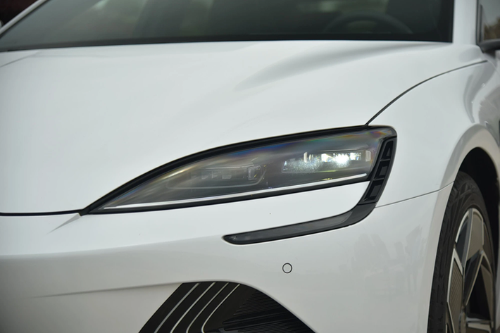 BYD Seal là mẫu ôtô điện và hybrid có kiểu dáng coupe thể thao, tương tự Porsche Taycan. Với phiên bản chạy điện, hiện tại mẫu xe Trung Quốc này không có đối thủ tại Việt Nam. Còn đối với bản hybrid, BYD Seal tại Việt Nam sẽ cạnh tranh trực tiếp Toyota Camry – mẫu xe biểu tượng ở phân khúc sedan cỡ trung.