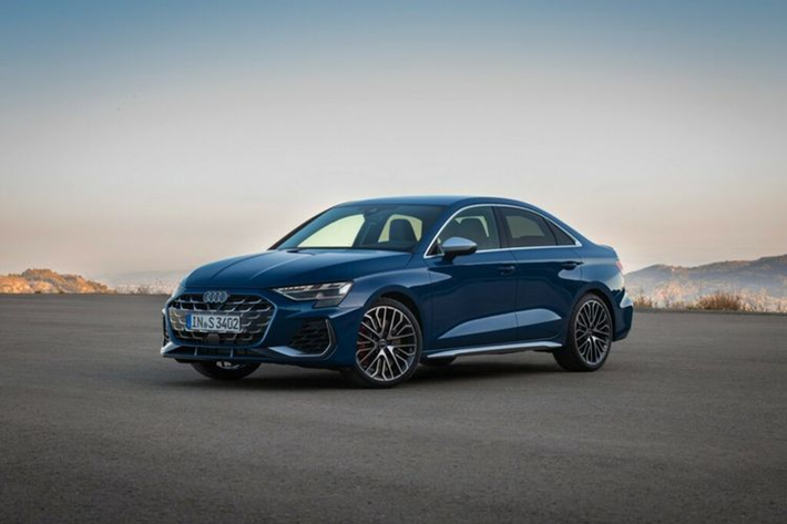 Audi S3 2025 mới được trang bị động cơ xăng 2.0 tăng áp, tạo ra công suất 328 mã lực và mô-men xoắn tối đa 420 Nm. So với bản tiền nhiệm, S3 2025 mạnh hơn 22 mã lực/ 20 Nm và cao hơn cả mẫu VW Golf R (315 mã lực và 400 Nm) dùng chung nền tảng.