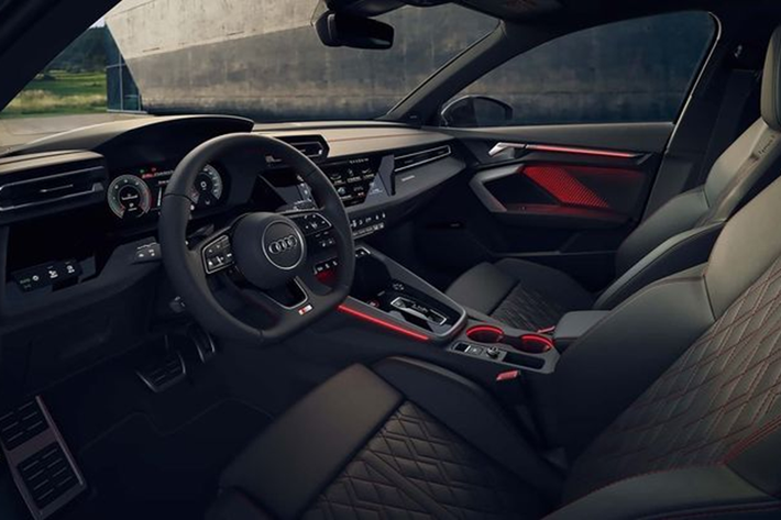 Bên cạnh đó, Audi S3 cũng được trang bị cụm đèn pha mới có thể tùy biến giao diện thông qua ứng dụng tích hợp với màn hình giải trí. “Dàn chân” của Audi S3 bao gồm bộ vành 19 inch đi kèm lốp Falken 235/35, cùng với phanh đĩa cỡ lớn và kẹp phanh 2 piston mới.
