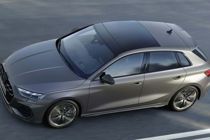 Bên trong, Audi S3 2025 có cần số được thiết kế mới, màn hình giải trí 10.1 inch cảm ứng và hệ thống đèn viền nội thất được cung cấp dưới dạng trang bị tiêu chuẩn.