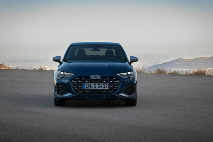 Bên cạnh việc nâng cấp sức mạnh, động cơ của Audi S3 còn được tinh chỉnh để đem lại cảm giác lái tốt hơn. Mẫu xe thể thao này được bổ sung bộ chia mô-men xoắn, trang bị mà trước đây chỉ có ở phiên bản RS3 cao cấp nhất.