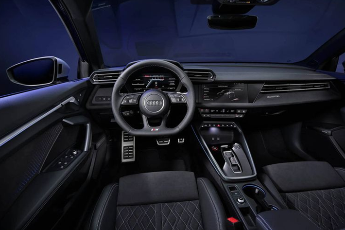 Giống với A3 mới, Audi S3 2025 có lưới tản nhiệt Singleframe hình lục giác không khung được làm phẳng và rộng hơn, kết hợp cùng các điểm nhấn hình chữ L ở hai bên của bộ cản.
