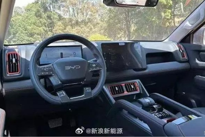 Xe còn có vô lăng đáy phẳng, cụm điều khiển trung tâm với cần gạt số, tay nắm khổ lớn, các phím/cần gạt điều chỉnh lớn và 2 bàn sạc điện thoại không dây… Nhiều chi tiết trên xe được trang trí bằng các sọc màu cam. Dự kiến, BYD Shark sẽ có cả phiên bản plug-in hybrid và thuần điện.