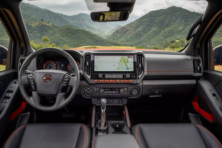 Frontier 2025 có màu sơn thân xe mới là màu cam Afterburn Orange, kiểu mâm 17 inch mới và riêng các bản PRO-X/PRO-4X có hiệu ứng đồ họa mới ở nắp thùng sau. Bên trong nội thất, vô-lăng gật gù và kính sau mở được giờ đây là trang bị tiêu chuẩn trên tất cả các phiên bản Frontier 2025.
