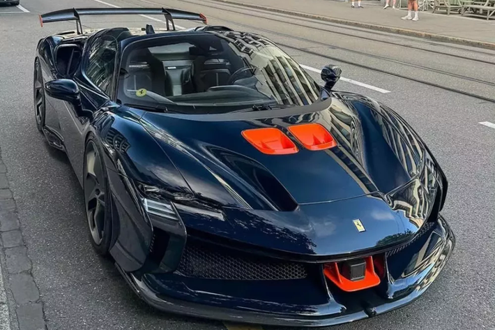 Ferrari SF90 XX Spider mui trần là dòng siêu xe thương mại đầu tiên của hãng xe Ý sử dụng hệ truyền động plug-in hybrid, chiếc xe này được định vị nằm trên phân khúc supercar, dưới hypercar. Sản phẩm của hãng có bản tiêu chuẩn với Stradale là xe coupe, và mui trần là Spider.