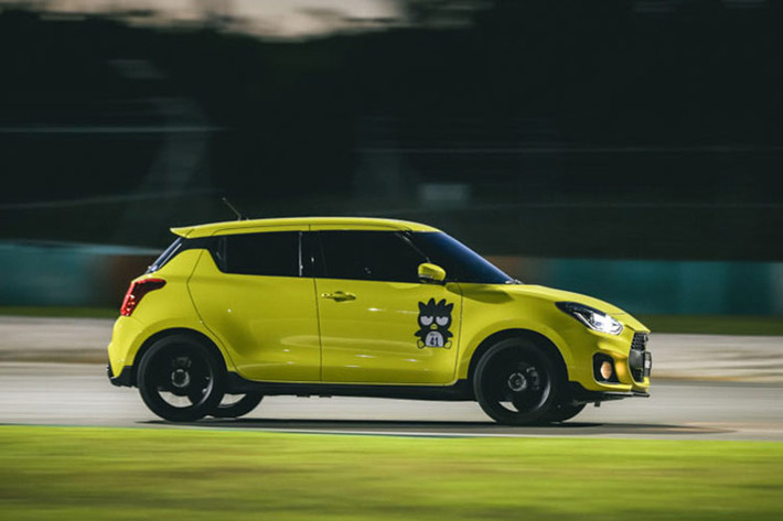 Ngoài ra, Swift Sport thế hệ mới sẽ được trang bị hệ truyền động hybrid là sự kết hợp của động cơ xăng 1.4L tăng áp kết hợp với một mô tơ điện. Ở phiên bản mới, xe được kỳ vọng có mức độ tiêu thụ nhiên liệu giảm 16% và xả thải ít hơn 15%.