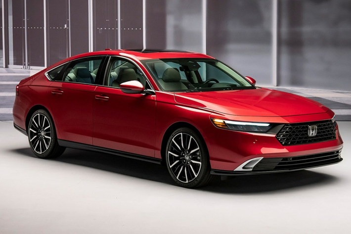 Về nội thất, bên trong khoang cabin của Honda Accord SE 2025 là hàng loạt tiện ích hiện đại. Có thể kể đến như: cụm đồng hồ kỹ thuật số 10,2 inch, màn hình giải trí 7 inch hỗ trợ Android Auto và Apple CarPlay. Ghế trước có sưởi, ghế lái có tính năng điều chỉnh 10 hướng.