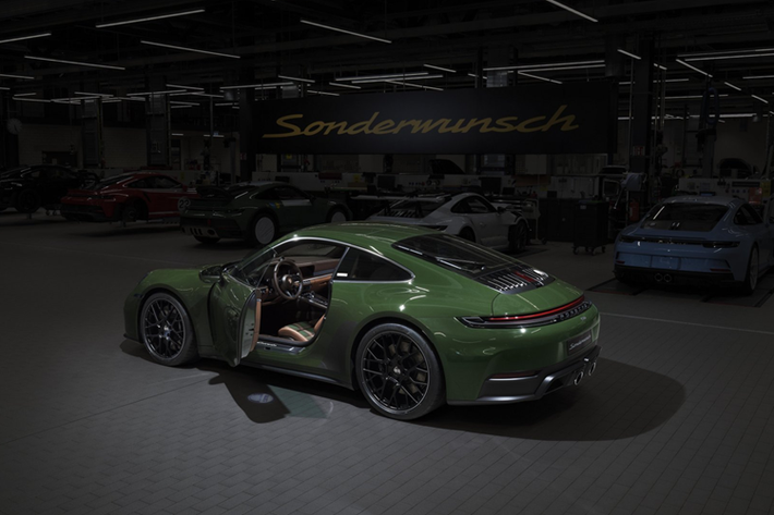 Mẫu xe Porsche 911 Cuarenta Edition độc đáo này được hình thành dựa trên nguồn cảm hứng từ lịch sử và văn hóa Iberia. Nhàm hoàn thiện mẫu xe này, dự án đã có sự góp mặt của các chuyên gia từ thị trường Porsche Ibérica, Style Porsche và Nhóm Sonderwunsch ở Zuffenhausen.