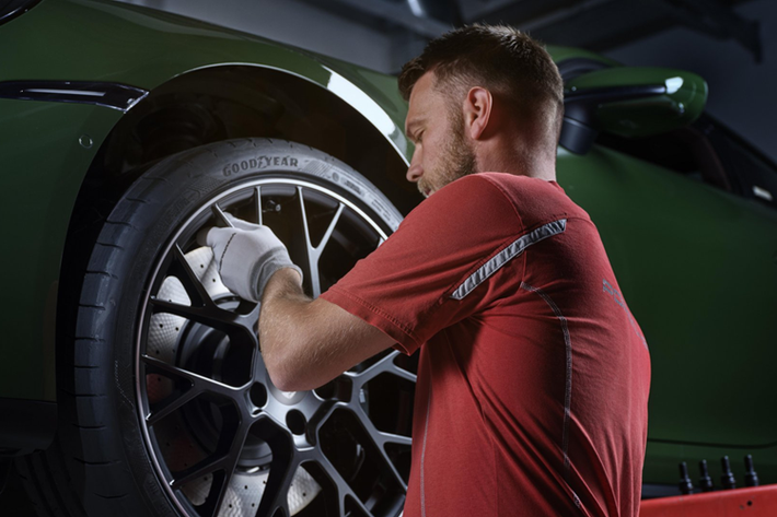Ngoài ra, các yếu tố độc đáo khác còn có logo nueveonce/Cuarenta (“911 40”) trên cột B màu Cremewhite, logo Porsche và 911 ở phía sau màu Bạc, các viền cửa sổ bên bằng nhôm, tấm chắn bùn màu Satin màu đen, đèn hậu dải màu đỏ.