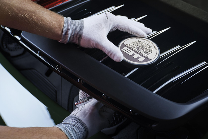 Các trang bị tiêu chuẩn bao gồm hệ thống đánh lái bánh sau và Hệ thống treo chủ động của Porsche (PASM) với khoảng sáng gầm xe thấp hơn 10 mm. Đối với Phiên bản Cuarenta, Sonderwunsch đã chế tạo riêng màu sơn Quercusverde gợi nhớ đến sắc thái rất đặc biệt của lá cây sồi.