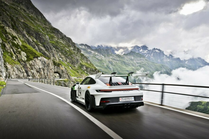 Những chi tiết này được kết nối với nhau bằng dòng chữ “Porsche” và cùng bộ mâm xe Magie siêu nhẹ đặc biệt có khóa trung tâm mang hình bóng thiết kế của 917KH. Nhờ sự hỗ trợ của Bosch và Shell, Porsche đã có thể tái tạo các decal của thương hiệu Bosche hay Shell giống với chiếc xe nguyên bản.