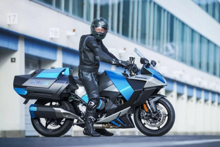 Kawasaki Ninja H2 động cơ hydro được trang bị động cơ 4 xi-lanh thẳng hàng siêu nạp với dung tích 998cc. Động cơ này đã được sửa đổi để cho phép phun nhiên liệu hydro trực tiếp, giúp quá trình đốt cháy diễn ra hiệu quả.