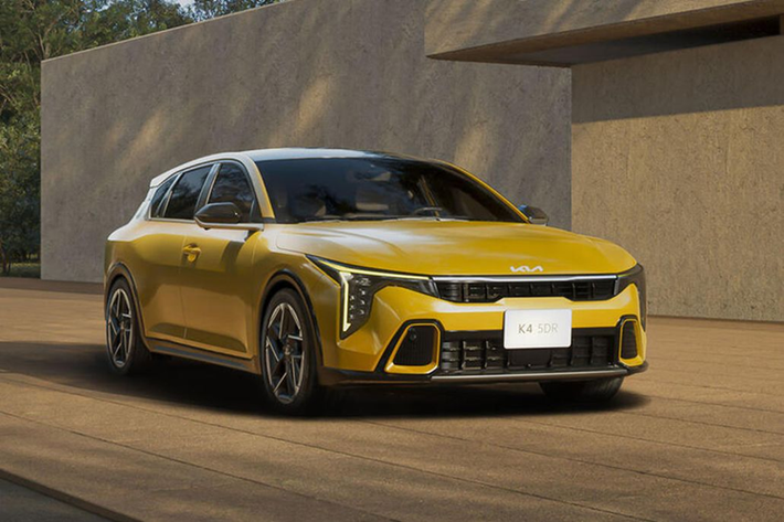Theo Autocar, Kia K4 2025 mới gần đây đã bị cánh săn ảnh bắt gặp chạy thử nghiệm tại Russelsheim, Đức. Tuy nhiên, xe chạy thử nghiệm không giống với phiên bản sedan được giới thiệu vào hồi cuối tháng 3/2024, đây là bản hatchback.