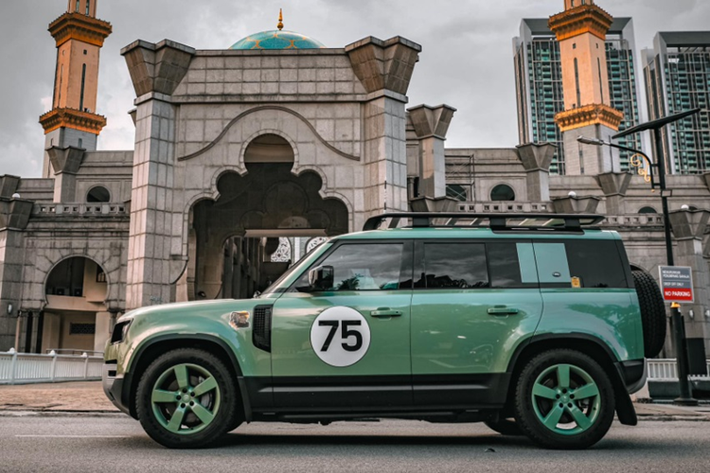 Tại thị trường Việt Nam, giá xe Land Rover Defender 75th Limited Edition được phân phối chính hãng với mức giá khởi điểm 7,359 tỷ đồng, chưa bao gồm các tùy chọn.