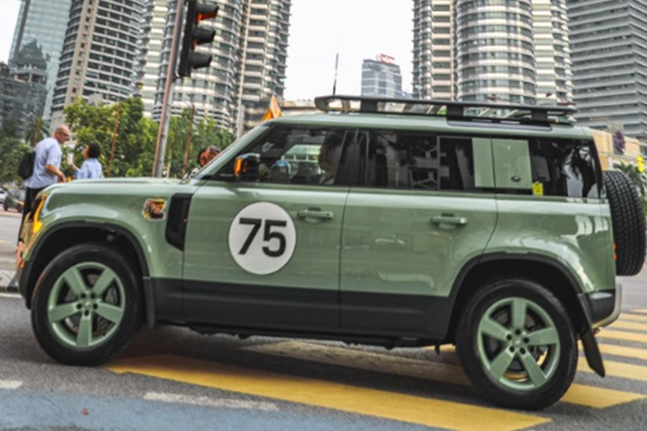 Được biết, Đại gia Bình Dương và Land Rover Defender 75th Limited Edition thực hiện chuyến hành trình sang Malaysia lần này coi như là “nháp” trước khi anh thực hiện chuyến hành trình kéo dài gần 80.000 km từ Sài Gòn qua Châu Phi để đến London.