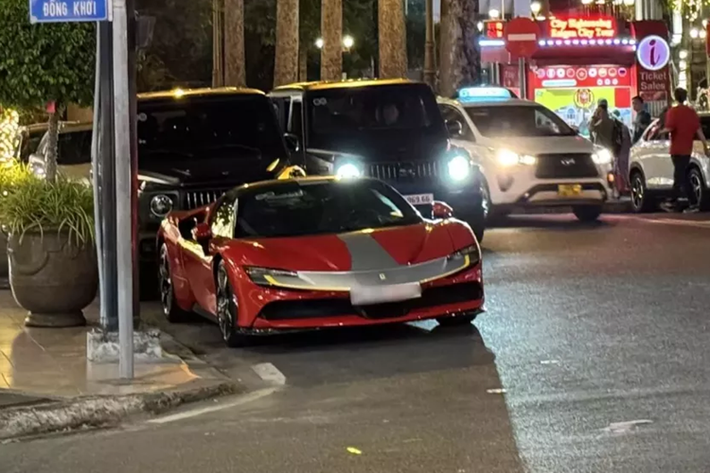 Vào đầu tháng 4 vừa qua, hình ảnh một chiếc siêu xe Ferrari SF90 Stradale màu độc, cùng gói trang bị Assetto Fiorano gần 1 tỷ đồng xuất hiện tại Hải Phòng, đã nhanh chóng thu hút sự quan tâm của giới mê xe trong nước, quá trình về nước của chiếc xe này khá bí ẩn và mới đây, siêu ngựa đã chính thức định cư ở TP HCM.