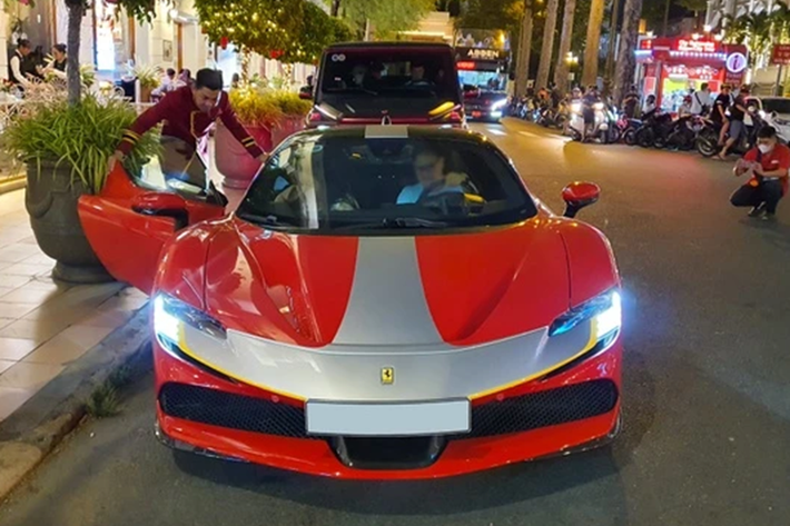 Được biết, gói này còn có mâm carbon và hệ thống phuộc thể thao, nhưng chiếc Ferrari SF90 Stradale này sử dụng mâm thường, 2 màu bạc và đen cùng kẹp phanh màu vàng.