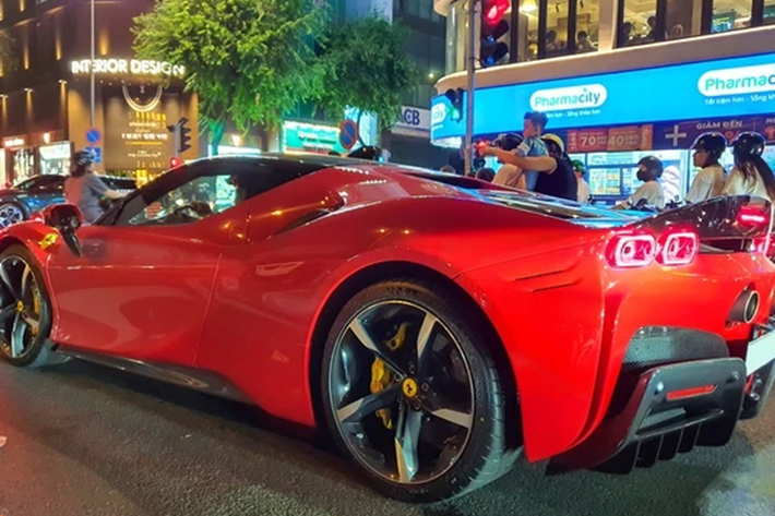 Sức mạnh của động cơ plug-in hybrid đã cho phép siêu phẩm Ferrari SF90 Stradale có thể tăng tốc từ vị trí xuất phát lên 100 km/h trong thời gian 2,5 giây, thêm 4,2 giây để tăng tốc lên 200 km/h trước khi đạt vận tốc tối đa 340 km/h. Ngoài ra, Ferrari SF90 Stradale có thể hoàn thành quãng đường 25 km chỉ bằng mô-tơ điện trên cầu trước.