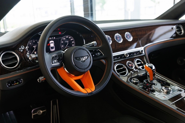 Về chiếc coupe siêu sang Bentley Continental của nữ đại gia Bình Dương, xe sở hữu màu sơn xám Cambrian Grey vừa toát lên vẻ cổ điển nhưng vẫn đem lại cảm hứng thể thao đầy mạnh mẽ, màu xám trong những năm trở lại đây, đang trở nên hot trên các siêu xe và xe siêu sang.