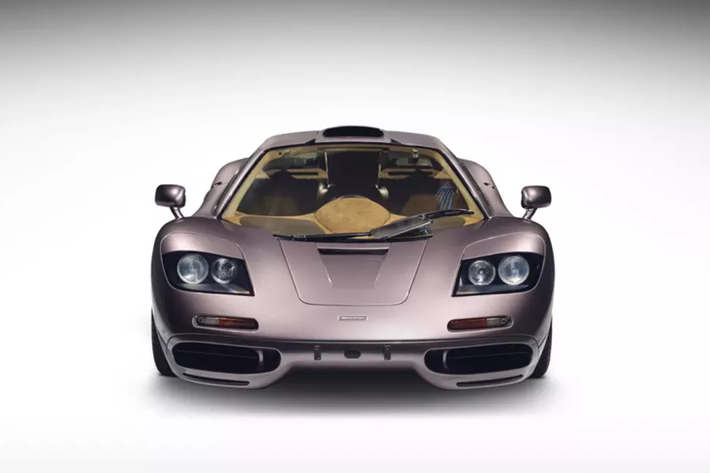 Đó là chiếc siêu xe triệu đô McLaren F1 mang số khung 029, và nó dường như chưa 1 lần được nhìn thấy lăn bánh trên đường, nơi nó xuất hiện nhiều nhất có lẽ là các cuộc trưng bày hay đấu giá, chính vì thế, số đồng hồ công tơ mét của xe khi được mang ra đấu giá vào giữa năm nay chỉ vỏn vẹn 410 km.