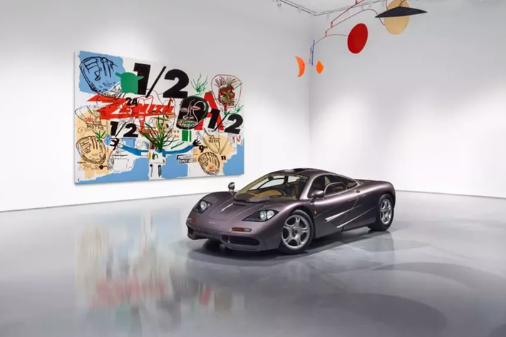 McLaren F1 hàng hiếm này là 1 trong các siêu xe đặc biệt nhất của thế kỷ 21 này, khi ra mắt, nó đã nhanh chóng ôm rất nhiều danh hiệu như xe đắt nhất, xe manh nhất, và xe có thiết kế độc lạ nhất với nội thất 3 chỗ ngồi, ghế lái chính giữa, 2 hành khách bên cạnh.