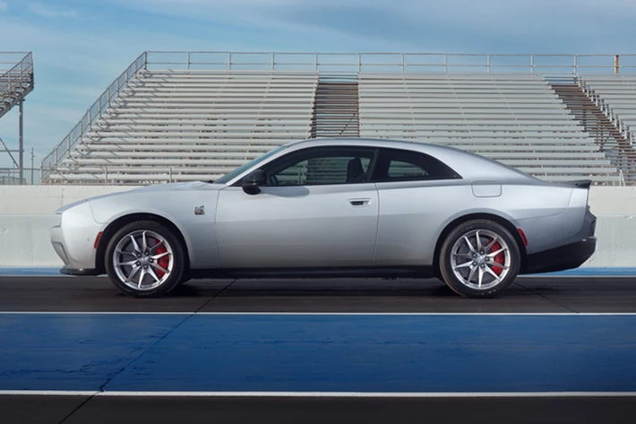Về thiết kế, Dodge Charger sở hữu ngoại hình mang hơi hướng xe cơ bắp cổ điển với cụm đèn LED dạng kép vuông vức, gợi nhớ đến mẫu Charger thế hệ thứ 5 ra mắt từ năm 1981. Một điểm nhấn khác là logo ngôi sao 3 cánh Fratzog lấy cảm hứng từ những chiếc Dodge thập niên 60.