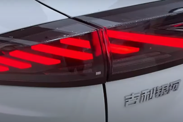 Nó cũng sẽ lần đầu tiên được trang bị tính năng định vị bản đồ Geely và hỗ trợ tính năng nhắc nhở đếm ngược đèn giao thông. Ngoài ra, chiếc xe mới còn có hình nền AI sáng tạo-Wow và chức năng tương tác bằng giọng nói ngoài xe dựa trên công cụ tìm kiếm ngôn ngữ thông minh AI.