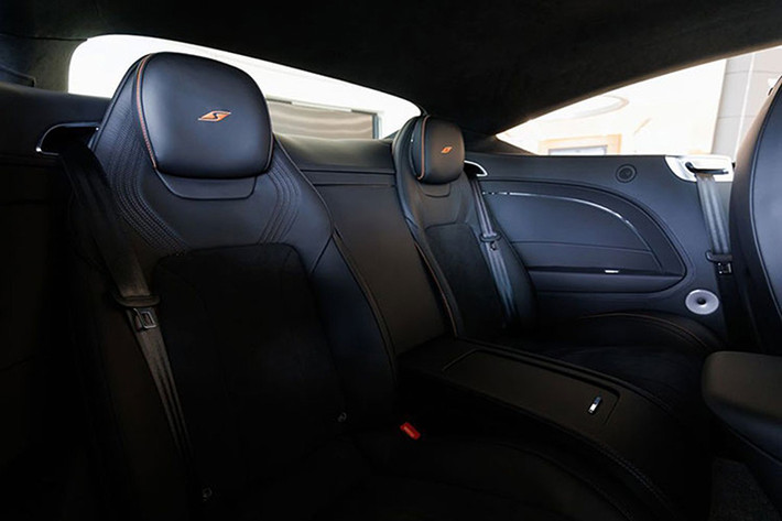 Ngoài ra, chiếc xe siêu sang Bentley Continental GT S V8 2023 này còn có nhiều chi tiết trang trí carbon, nhưng đây là tùy chọn... những chi tiết mang ngôn ngữ thiết kế nhất quán này tạo thành hiệu ứng ấn tượng đặc biệt cho xe.