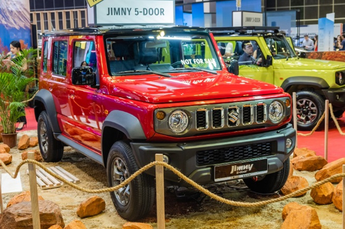 Dù chưa được ra mắt chính thức ở Đông Nam Á nhưng mẫu xe Suzuki Jimny 5 cửa này đã nhanh chóng thu hút sự quan tâm của đông đảo mọi người. Hiện xe chưa có giá bán chính thức. Tại thị trường Singapore, giá xe Suzuki Jimny bản 3 cửa tới 139.888 đô la Singapore (khoảng 2,57 tỷ đồng).