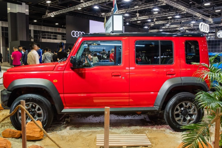 Ngoài khác biệt về kích thước và kiểu dáng cửa, còn lại thiết kế của Jimny 5 cửa và 3 cửa vẫn tương tự như nhau. Xe vẫn mang kiểu dáng hình hộp hầm hố, như một chiếc "tiểu G-Class".