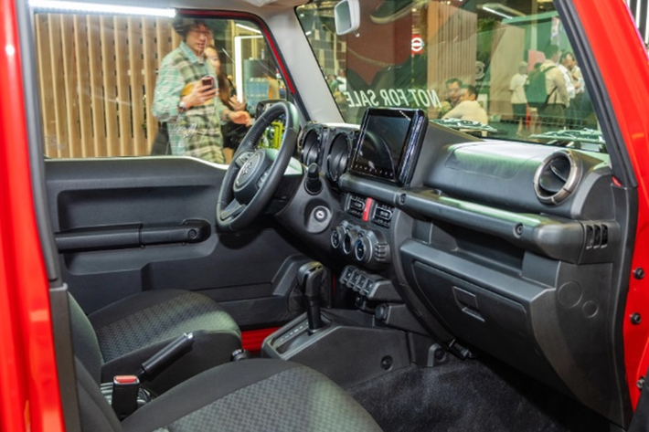 Về nội thất, bên trong khoang cabin của Jimny 5 cửa cũng không khác phiên bản 3 cửa. Xe vẫn có đủ 4 ghế ngồi và khoang hành lý dung tích 208L, có thể tăng lên 332L nếu gập hàng ghế sau lại.