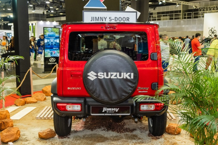 Ở hàng ghế sau, Jimny bản 5 cửa có thiết kế rộng hơn đáng kể bản 3 cửa nhưng vẫn chỉ cung cấp 2 chỗ ngồi. Các tiện ích cơ bản như cửa gió điều hòa hay bệ tỳ tay đều không có.
