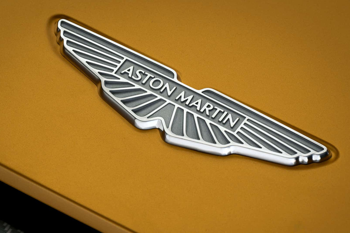 Siêu xe Aston Martin Valiant cũng sở hữu một bộ phanh gốm carbon có đường kính 16,1 inch ở phía trước và 14,1 inch ở phía sau nhằm tăng hiệu năng hoạt động của xe. Valiant sử dụng khung phụ phía sau in 3D, ống mô-men xoắn bằng titan và pin lithium-ion nhẹ giúp giảm trọng lượng tổng thể của xe.