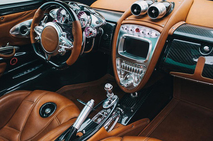 Cụ thể, chiếc siêu xe Pagani Huayra này đã có biển số mới, đó là 51L-004.05, biển này có ý nghĩa đặc biệt với Minh Nhựa vì con số 405 là chủ đạo của công ty đại gia này, vì thế, rất có thể khi ra biển mới cho xe Pagani Huayra, tay chơi xe này đã lái sang nhà bạn thân để chia sẻ niềm vui.