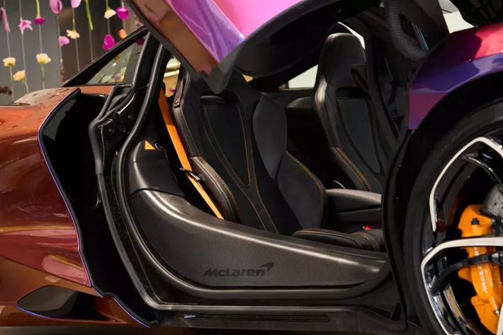 Như vậy, với giá bán khởi điểm 19,9 tỷ đồng của chiếc siêu xe McLaren 750S phiên bản Coupe, cộng thêm tùy chọn và chi phí đăng ký biển số, xe có giá lăn bánh trên 30 tỷ đồng. Ngoài chiếc siêu xe McLaren 750S, chủ xe còn có 1 chiếc Porsche Panamera.
