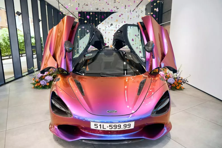 Động cơ trên siêu xe McLaren 750S được đặt dọc ở giữa xe, kết hợp cùng hộp số tự động SSG 7 cấp và hệ dẫn động cầu sau RWD