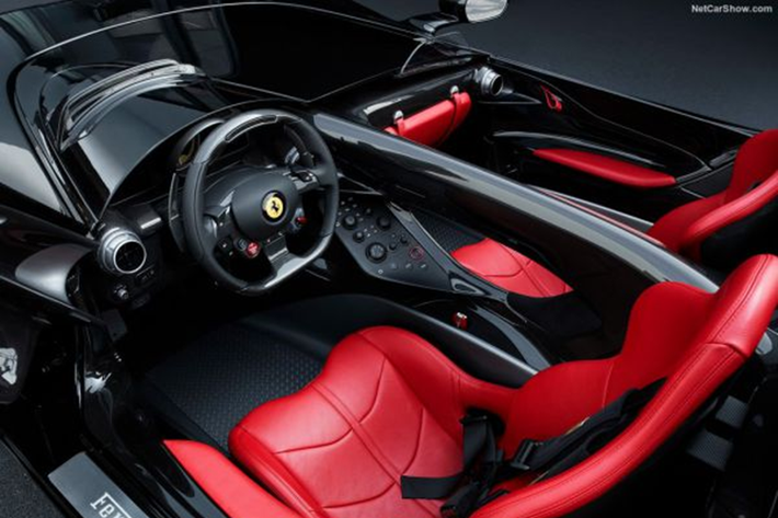 Nhưng Ferrari Monza SP2 của Hoàng tử Malaysia lại ở 1 đẳng cấp khác. Về dòng xe Ferrari Monza, bản SP1 chỉ được sản xuất với một ghế ngồi duy nhất dành cho người lái, còn với siêu phẩm Ferrari Monza SP2 mới được Hoàng tử bang Johor chia sẻ có thêm một chỗ ngồi dành cho người bạn đồng hành.