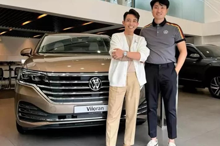 Volkswagen Viloran tại Việt Nam đang nhận được sự đón nhận của không ít người tiêu dùng, trong số đó còn có cả những người nổi tiếng trong giới showbiz. Mới đây nhất, tay chơi siêu xe Minh Nhựa cũng đã mua 1 chiếc MPV hạng sang đến từ Đức để trải nghiệm.