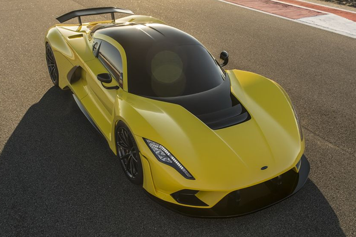 Sau khi tiếp đất, chiếc Hennessey Venom F5 tai nạn còn bị trượt dài hơn 90 m sau đó mới dừng lại hoàn toàn. Tại hiện trường, chiếc siêu xe bị vỡ nát nhiều bộ phận, đường băng chuyên dụng cũng bị hư hỏng nặng. Rất may mắn, tài xế thử nghiệm xe không bị thương nặng.