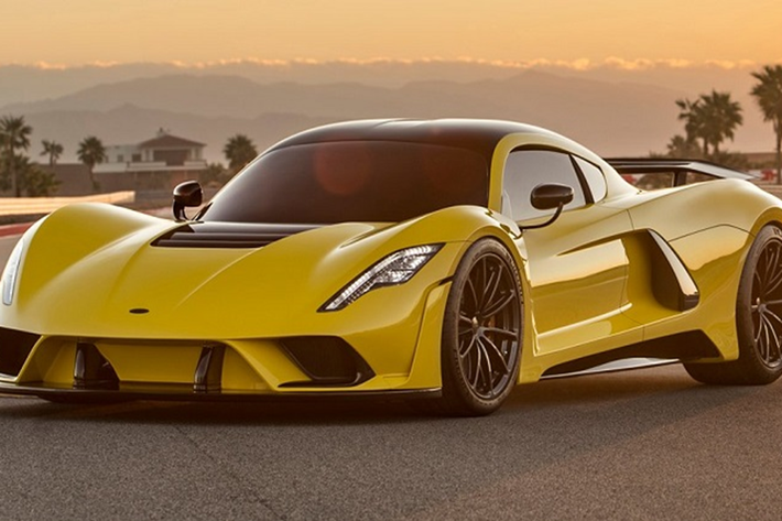 Nằm dưới nắp capo của Venom F5 là động cơ Fury 6,6 lít V8 tăng áp kép cho công suất 1.817 mã lực và mô-men xoắn 1.617 Nm. Sức mạnh được truyền tới cầu sau thông qua hộp số ly hợp 7 cấp. Hennessey không công bố thời gian tăng tốc 0-100 km/h, nhưng hãng cho biết tốc độ tối đa của xe sẽ vượt quá 482 km/h.